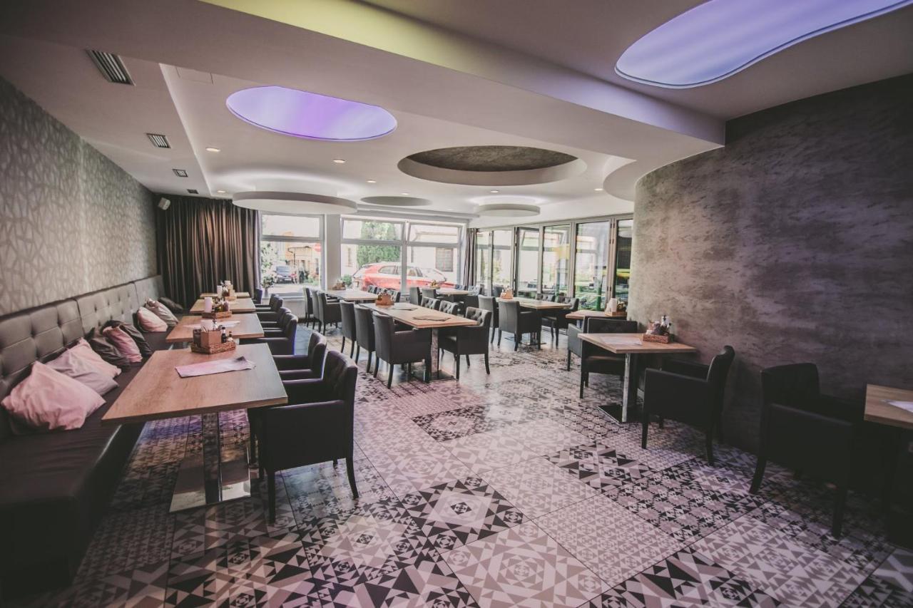 Hotel U Kostela โมดริเช ภายนอก รูปภาพ